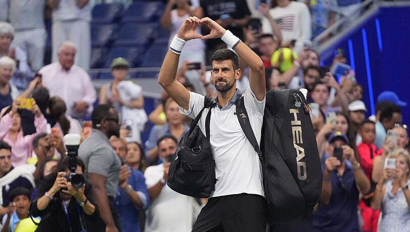 Novak Djokovic formt ein Herz zum Abschied.
