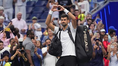 Novak Djokovic formt ein Herz zum Abschied.