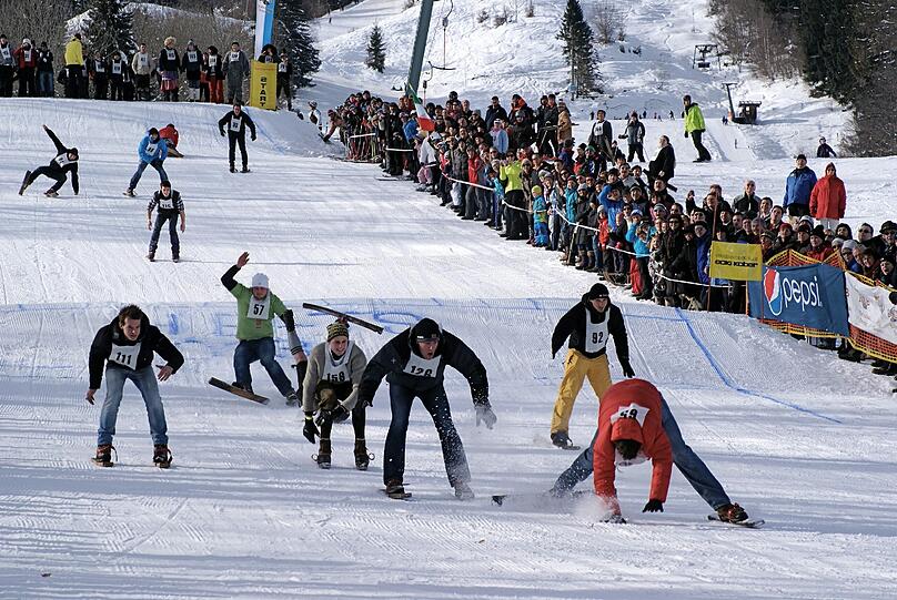 Mutige Fassdauben-Fahrer stürzen sich den Jaudenhang in Lenggries hinunter. Perfektes Bergwetter, gute Stimmung und Freibier machten die Veranstaltung zu einem gelungenen Event.