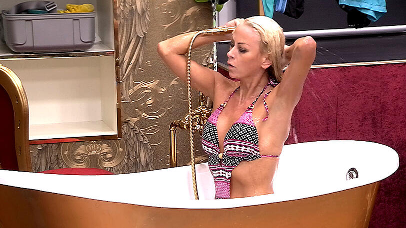 ... Jenny Elvers zeigt, was sie hat.