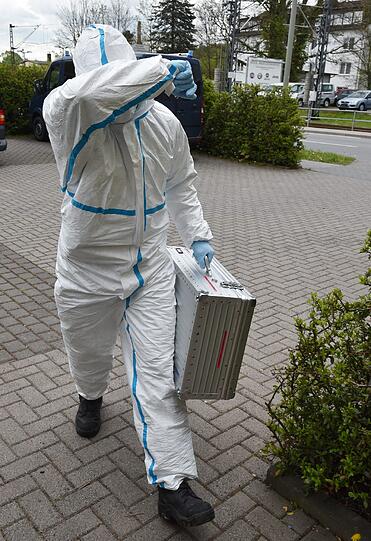 Bilder von der Wohnung des festgenommenen Pärchens - die Spurensicherung und Sprengstoffexperten untersuchen das Anwesen.