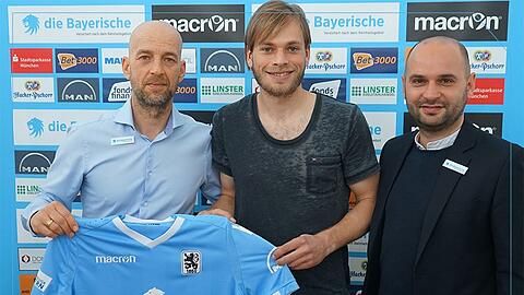 Beim Herzensklub angekommen: Löwen-Neuzugang Kristian Böhnlein mit Sportchef Günther Gorenzel (l.) und Geschäftsführer Michael Scharold (r.).