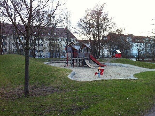 Müll und Scherben sind auf diesem Spielplatz in Laim ein Problem. Nun kümmert sich der BA um eine Lösung.