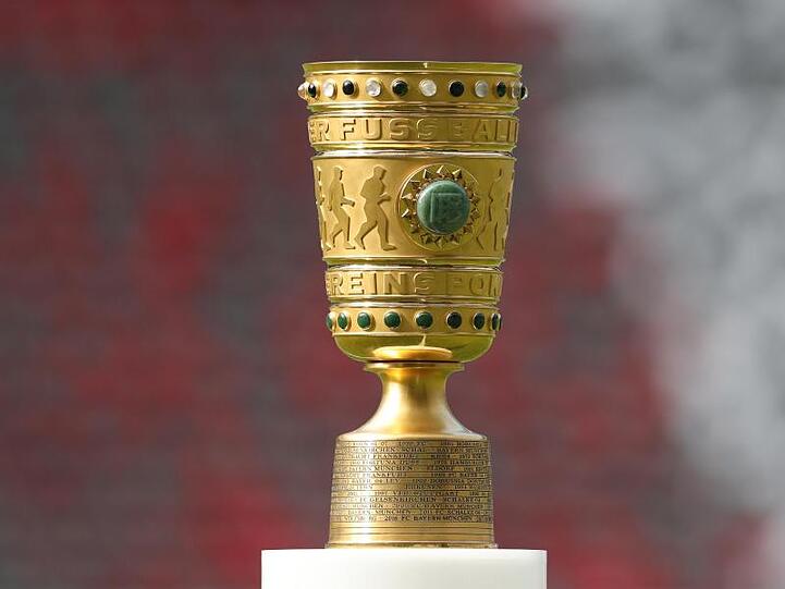 Die Pokaltrophäe steht vor dem Spiel im Stadion. Foto: Jan Woitas/Archivbild