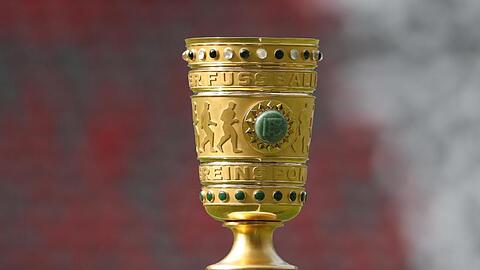 Die Pokaltrophäe steht vor dem Spiel im Stadion. Foto: Jan Woitas/Archivbild