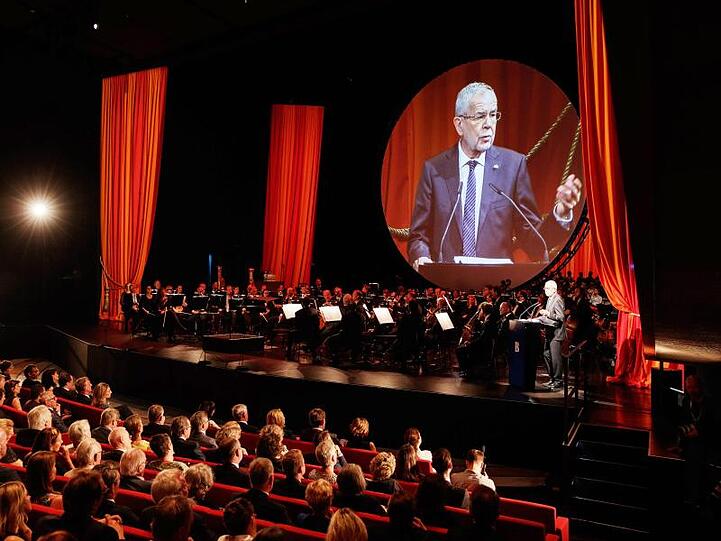 Alexander Van der Bellen (r., und auf Bildschirm) bei seiner Rede zur Eröffnung der Bregenzer Festspiele. Foto: Peter Lechner/BUNDESHEER/APA