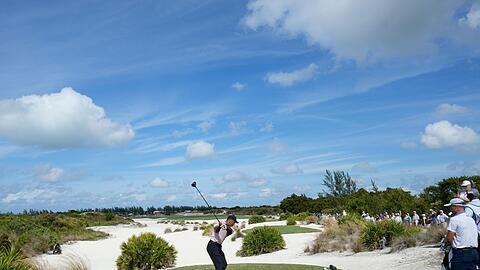 Tiger Woods startete auf den Bahamas mit einer 75er-Runde.