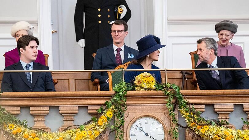 Kronprinz Christian (l.) sitzt neben seinen Eltern, Königin Mary und König Frederik X., im Parlament.