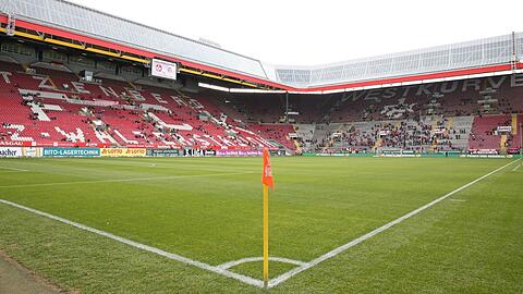 Es brodelt wieder auf dem Betzenberg: Die Fans sind nach einem Unglück zurück beim 1. FC Kaiserslautern - pünktlich zum Gastspiel des TSV 1860.