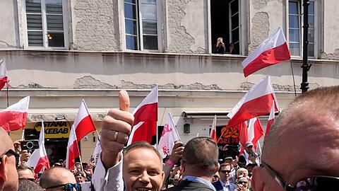 Der konservative polnische Präsidentschaftskandidat Karol Nawrocki bei der Demonstration seiner Anhänger. (Foto aktuell)