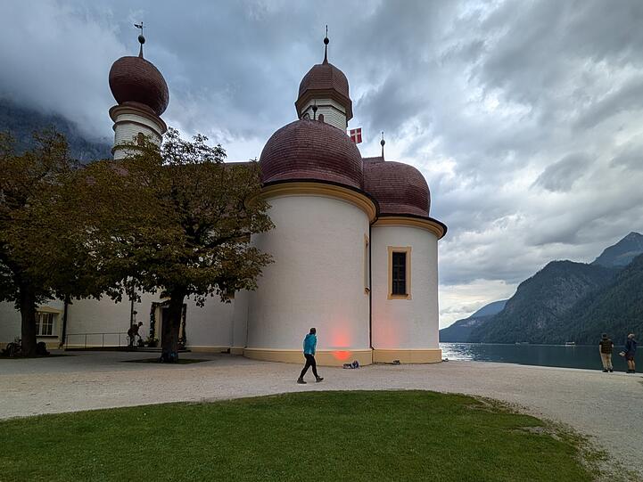 Die Kirche von St. Bartolomä am Königssee ist das Ziel der Almer Wallfahrt.
