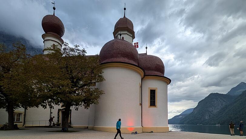 Die Kirche von St. Bartolomä am Königssee ist das Ziel der Almer Wallfahrt.