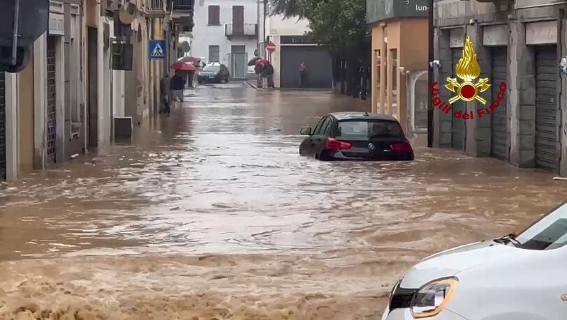 In der Stadt Cabiate zwischen Mailand und dem Comer See fließt das Wasser kniehoch durch die Straßen.