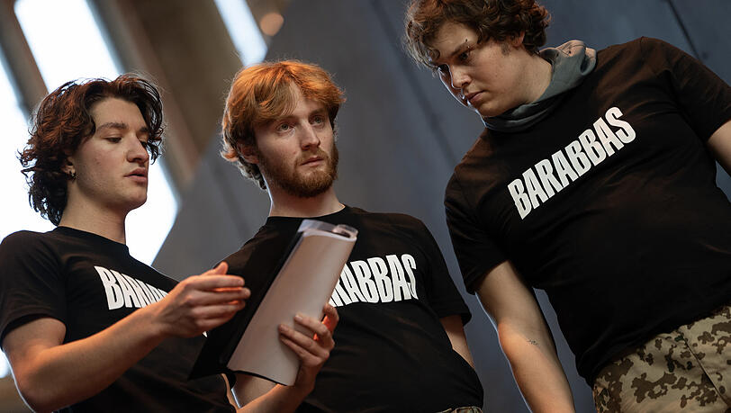 Ivo Borger, Cosimo Scherrer und Laurens Gujber als Barabbas.