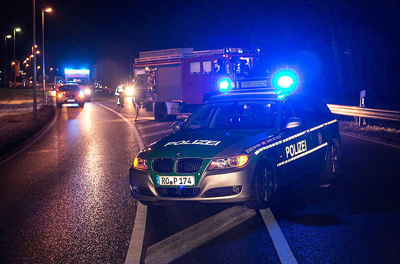 Bilder vom Unfallort in Trostberg: Der alkoholisierte Fahrer (23 J.) wurde schwer verletzt.