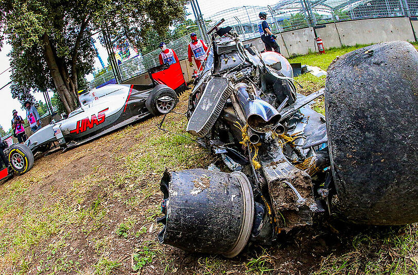 Schock-Moment zum WM-Auftakt der Formel 1 in Melbourne. Fernando Alonso ist in einen Horror-Crash verwickelt. Die Bilder vom Unfall.