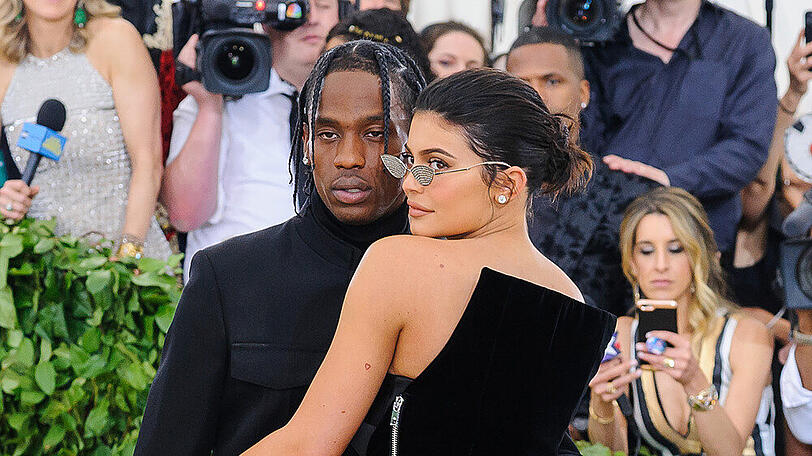Travis Scott und Kylie Jenner Arm in Arm