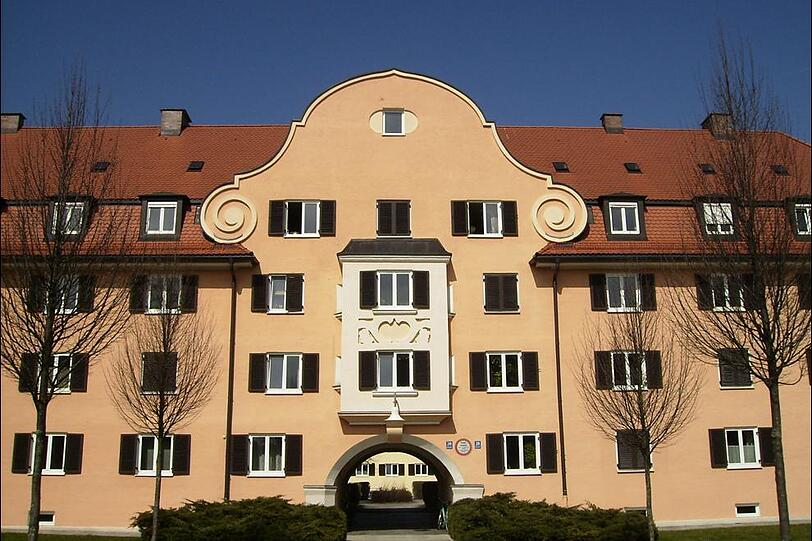 Der Mittelflügel des Sporerblocks (1919-20) mit Torbogen, Erker und Volutengiebel.