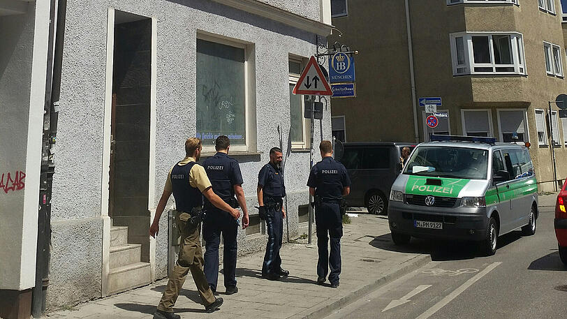 Aktivisten besetzten das "Schnitzelhaus" in der Holzapfelstraße 10. Polizisten beendeten die Aktion.