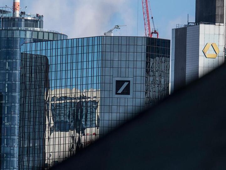 Blick über die Bankentürme von Frankfurt: im Zentrum die der Commerzbank und der Deutschen Bank.