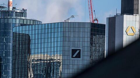 Blick über die Bankentürme von Frankfurt: im Zentrum die der Commerzbank und der Deutschen Bank.