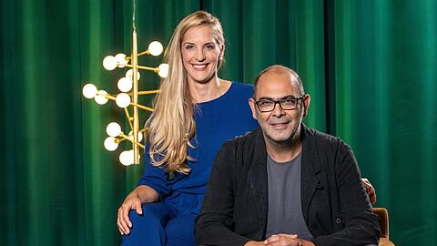 Caro Matzko und Hannes Ringlstetter. In seiner Talkshow "Club 1" wissen nur die Redaktion und Sidekick Caro Matzko, welche Gäste geladen sind.