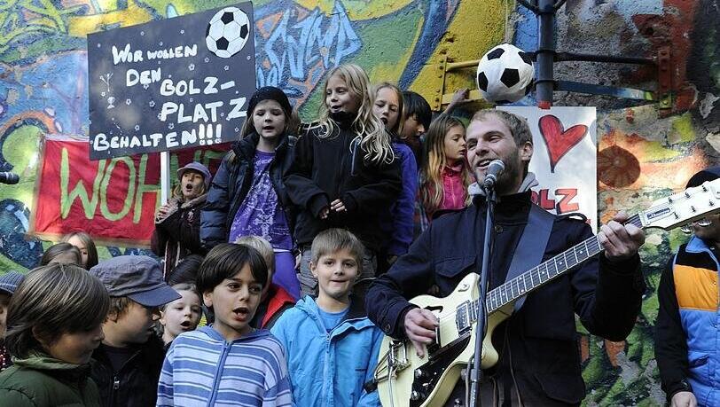 "Wir gewinnen sowieso, das weiß jeder. Denn unser Freund ist aus Leder!", singen die Sportfreunde Stiller mit den Glocke-Kindern. "Wir gewinnen sowieso, das weiß jeder. Denn unser Freund ist aus Leder!", singen die Sportfreunde Stiller mit den Glocke-Kindern.