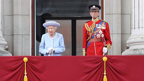 Die Queen mit ihrem Cousin auf dem Balkon des Buckingham Palastes.