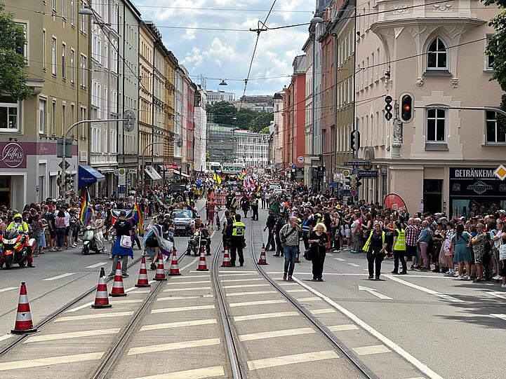 Der Demonstrationszug aus bunt geschmückten Wagen von mehr als 180 Gruppen und Initiativen startete um 12 Uhr am Mariahilfplatz. Von dort führt die geplante Strecke über den Gärtnerplatz, am Viktualienmarkt vorbei, zum Isartor bis zum Opernhaus an der Maximilianstraße.