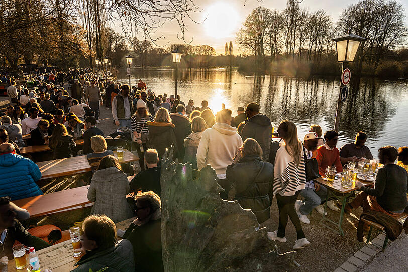 Auch unter kahlen Kastanienb&auml;umen sitzt&rsquo;s sich in Sonne gut. Wie hier am Kleinhesseloher See.