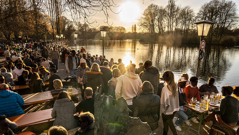 Auch unter kahlen Kastanienb&auml;umen sitzt&rsquo;s sich in Sonne gut. Wie hier am Kleinhesseloher See.