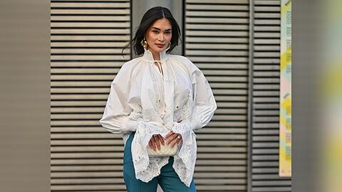 Mit Whimsical-Elementen wie einer wei&szlig;en Bluse mit Spitzen-Elementen wird jedes Casual-Fr&uuml;hlingsoutfit zu einem echten Hingucker.