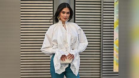 Mit Whimsical-Elementen wie einer wei&szlig;en Bluse mit Spitzen-Elementen wird jedes Casual-Fr&uuml;hlingsoutfit zu einem echten Hingucker.
