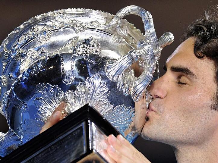 Roger Federer küsst den Siegerpokal in Melbourne.