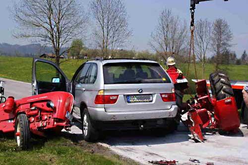 n zwei Teile gerissen: der Oldtimer-Traktor