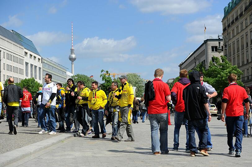 Die Fans genießen das sonnige Wetter in Berlin - und es kribbelt. Mit Hochspannung erwarten sie das Finale gegen die Borussen.