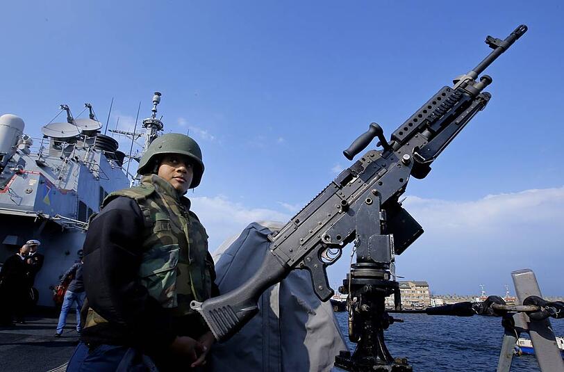 US-Soldat auf dem Zerstörer "USS Donald-Cook". Provokation eines russischen Jagdbombers im Schwarzen Meer.