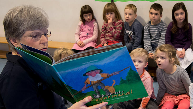 Einmal die Woche gibt Kinder-Pädagogin Erika Marschall im Kindergarten St. Franz Xaver Bairisch-Unterricht.