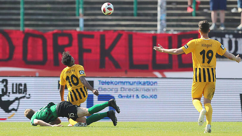 Joel Gerezgiher geht zu Boden. Der dramatische Schrei soll im gesamten Stadion zu hören gewesen sein.