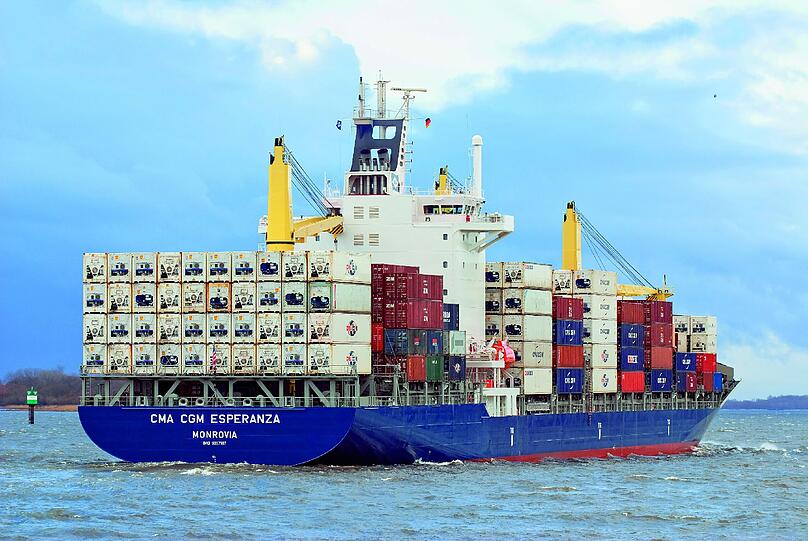 Eine Reise mit einem containerbeladenen Frachtschiff ist ein ganz besonderes Seereiseabenteuer.