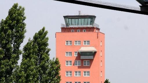 Wahrzeichen von Riem: der rostrote Tower. Wahrzeichen von Riem: der rostrote Tower.
