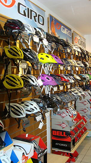 Zur Sicherheit: den richtigen Helm. Bikemax führt viele bekannte Marken.