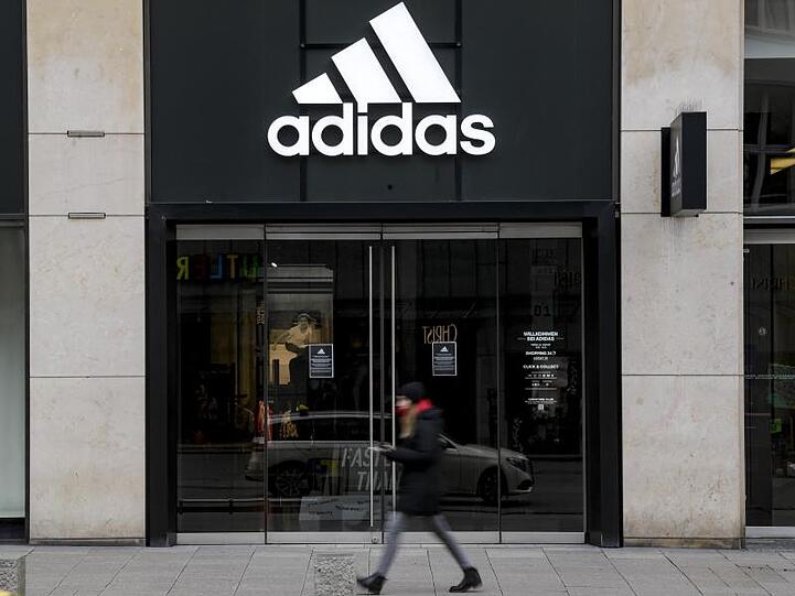 Eingang einer geschlossenen Adidas-Filiale in der Innenstadt von Hamburg.