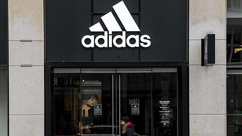 Eingang einer geschlossenen Adidas-Filiale in der Innenstadt von Hamburg.