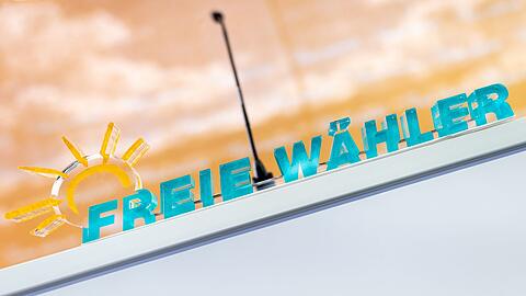 Das Logo der Freien Wähler ist auf einem Rednerpult zu sehen.