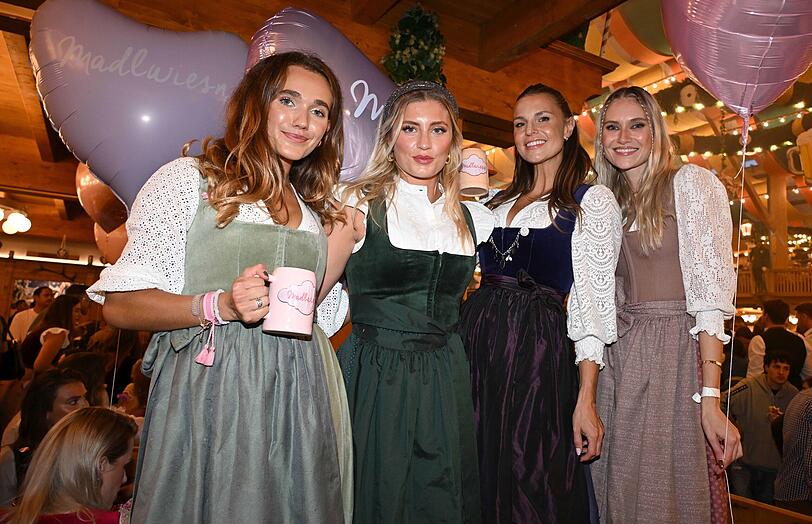 Josephine Martz, Luna Schweiger, Laura Wontorra und Carolin Niemczyk waren auch unter den Gästen.