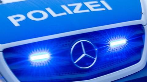 Die Polizei regelt den Verkehr vor Ort.(Symbolbild)