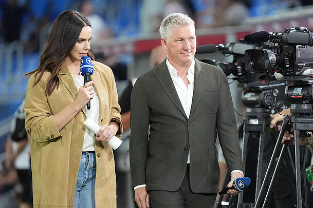 Esther Sedlaczek und Bastian Schweinsteiger bei der Arbeit im Stadion. Die Moderatorin möchte den Ex-Profi noch nach seinen Ritualen während der aktiven Fußballkarriere fragen. Esther Sedlaczek und Bastian Schweinsteiger bei der Arbeit im Stadion. Die Moderatorin möchte den Ex-Profi noch nach seinen Ritualen während der aktiven Fußballkarriere fragen.