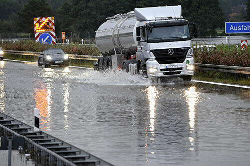 Unter Wasser steht die A13 in Sachsen und Brandenburg, sie wurde später sogar gesperrt.