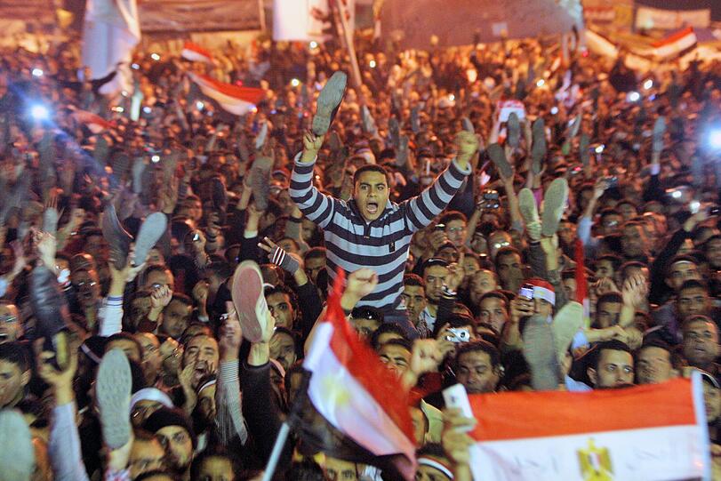 Mehr als zehntausend Menschen haben die Nacht auf dem Tahrir-Platz in Kairo verbracht. Sie harrten nach der Rede des ägyptischen Präsidenten Husni Mubarak am Abend dort aus.